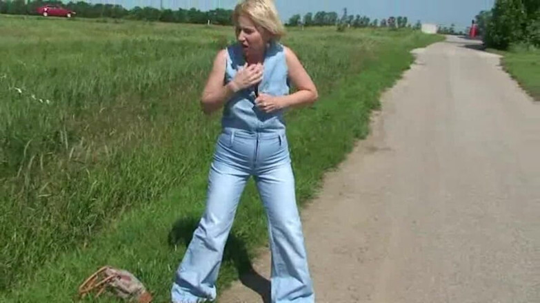 Femdom Austria: La troia bionda si bagna i pantaloni di piscio