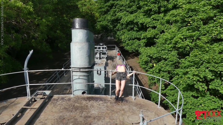 Gymnastic: Flexibles abenteuer auf einem schiff mit sexy kleid