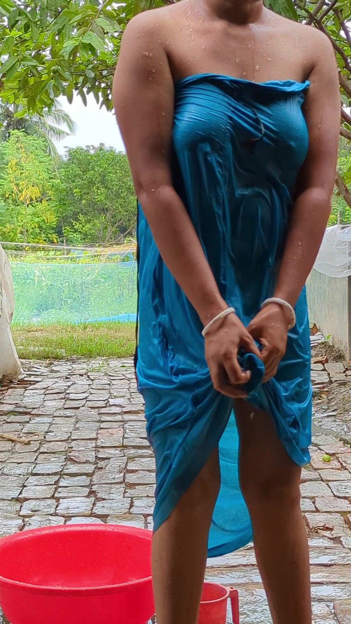 Rani Mondal: 너무 젖어