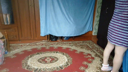 Kitty_Cross: 可爱的 femboy 在裸露的腿上拉超大毛衣