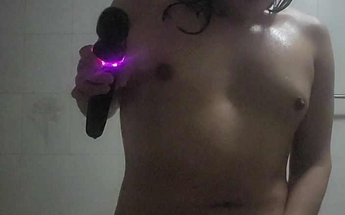 Crystal Phoenix Porn: Îmi place să mă masturbez în dușul sexy