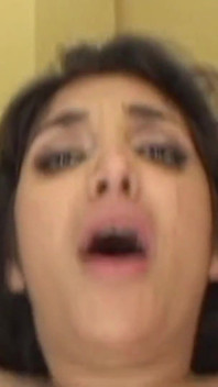 Ella se ve tan caliente con su gran culo grueso mientras tiene una polla dura