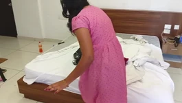 送货员操了一个热辣的印度女孩的大鸡巴并射在她的大屁股上