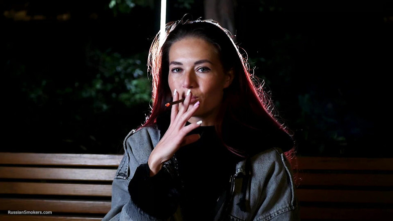 Russian Smokers: セクシーなロシアの美女が海辺でタバコを吸う