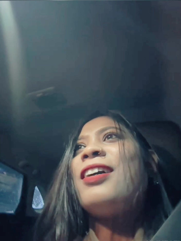 Nisha bhabhi ki chudai: Ukaž velká prsa v autě Když se chystá řídit.