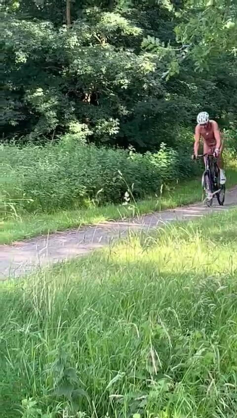 Benb Studio: Naken på racercykeln