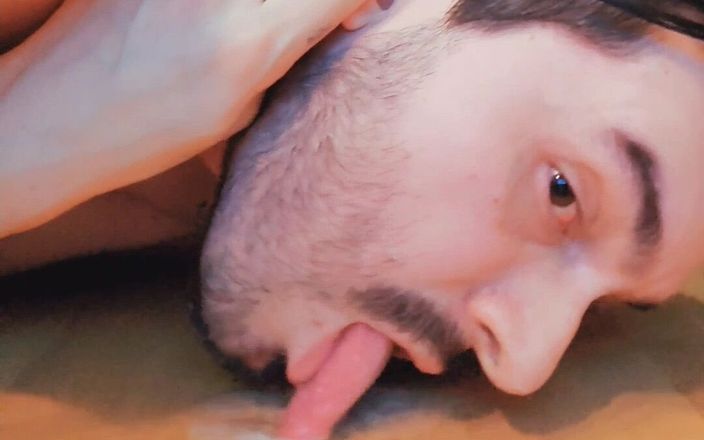 SlutClosetedfag: Troiafag mangia sborra anale dal pavimento come un maiale