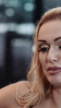 Hotwife blonde seksi memberitahu suami tentang Escapades seksualnya dan membenarkannya mengongkeknya semula