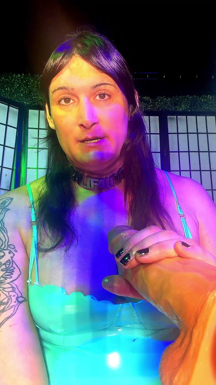 Cali Fauna: オイルを塗ったNの愛情深いハンドジョブとフェラチオ