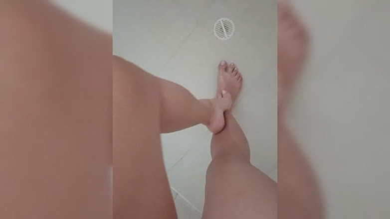 Lulu sweet: 性感的双脚在淋浴间