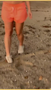 Manželka ukazuje prsa při západu slunce
