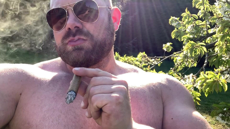 Jack stacked: 在炎热的夏天在户外抽我的雪茄