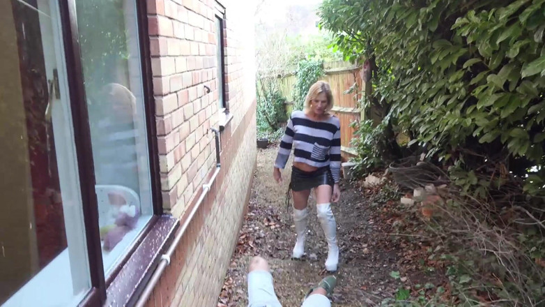 Dirty Doctors Clips: Pisse sur le jardinier