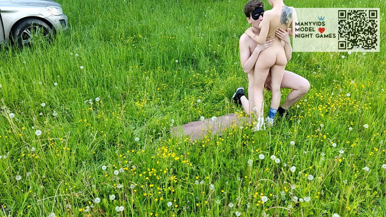 Night Games: Leidenschaftlicher sex eines jungen paares auf dem gebiet
