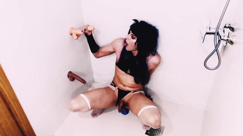 Leona Incubo: Cosplayerka s fialovými vlasy si dává do zadku různé dilda