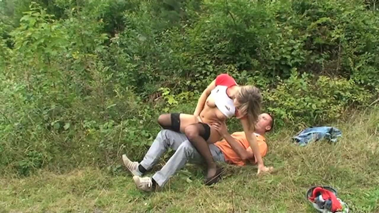 East Public: Ella hace un video porno en el parque con su...