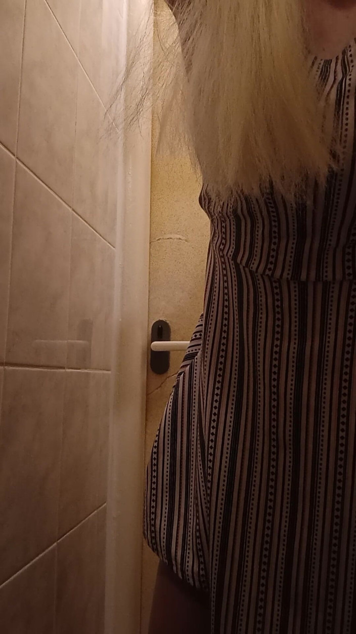 Lola Saddnes: Puta obediente monta un consolador en la pared en el...