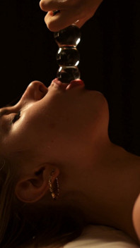 Midnight desire - la modella con il plug anale si sditalina