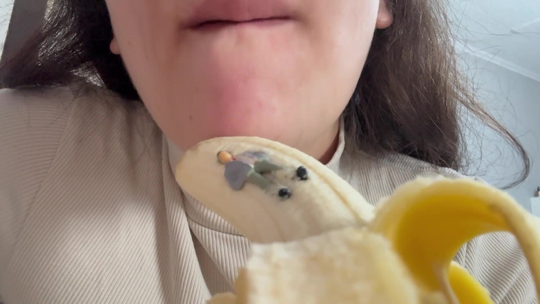 AmayaMori: Obryně macecha jí banán, ale vidí