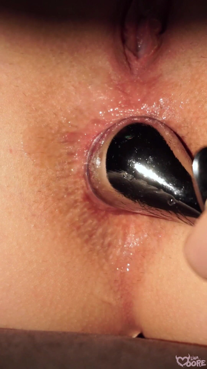Lina Moore: Anal fingersättning och buttplug spela närbild