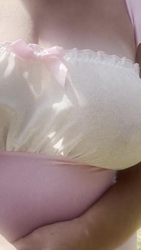 我在西班牙户外走来走去时，对我的巨乳的自拍特写。