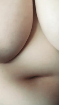 大きな自然なおっぱいを持つ継母アマラ