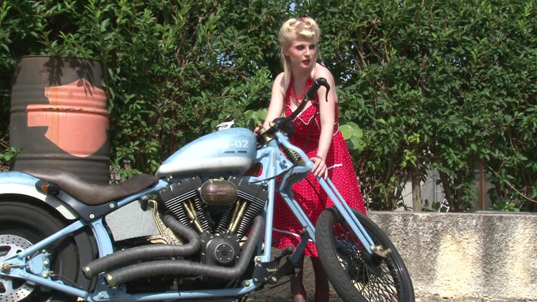 Public Entertainment: O gagică blondă superbă cu țâțe uriașe își arată un corp uimitor în...