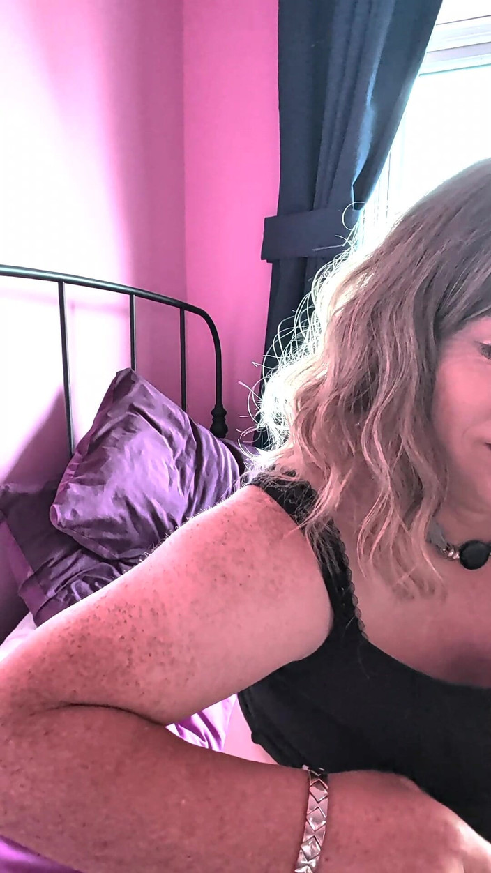NikkiGee: Nikki nua atira em seu esperma!