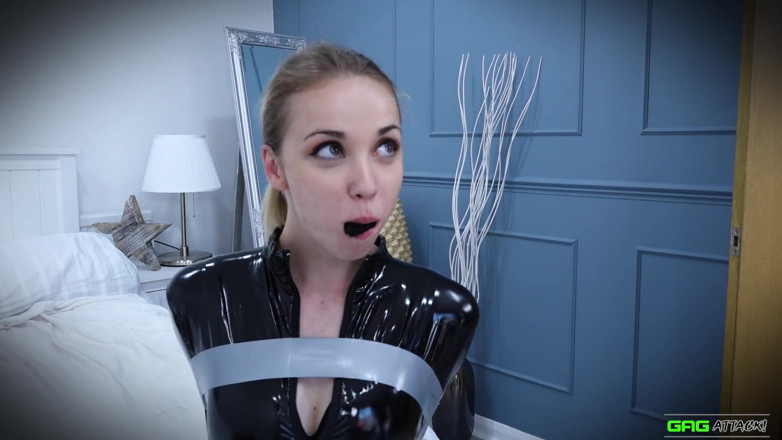 Gag Attack: Lil Missy - esclavitud de cinta de catsuit