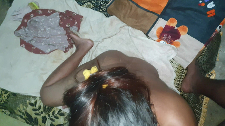 Tiyana: 従順な若いLonly自家製妻ヘアプルイラマチオ