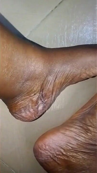 Feticismo del piede ebano donnona africana