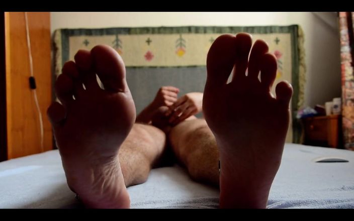 Chris Ftlvr: Mi sego e sborro sul mio piede.
