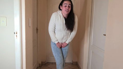 domslutfucker: Brünette brünette schlampe muss dringend pissen, pisst in ihre Bluejeans