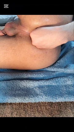 Bel ragazzo bi si scopa e fisting il culo