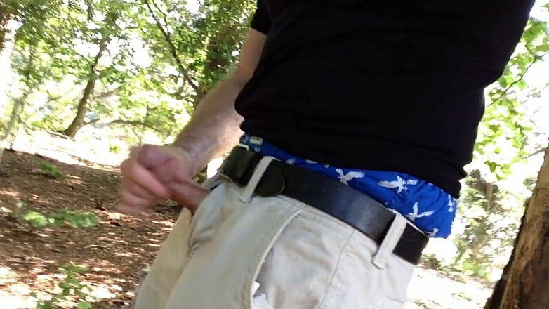 TJenner: Mă masturbez în pădure în Boxerii mei albaștri lângă un copac.