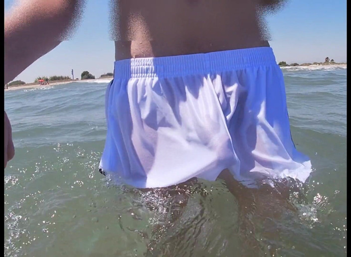 Cool Body: Sahildeki insanlar şortla ıslandığında çıldırıyor