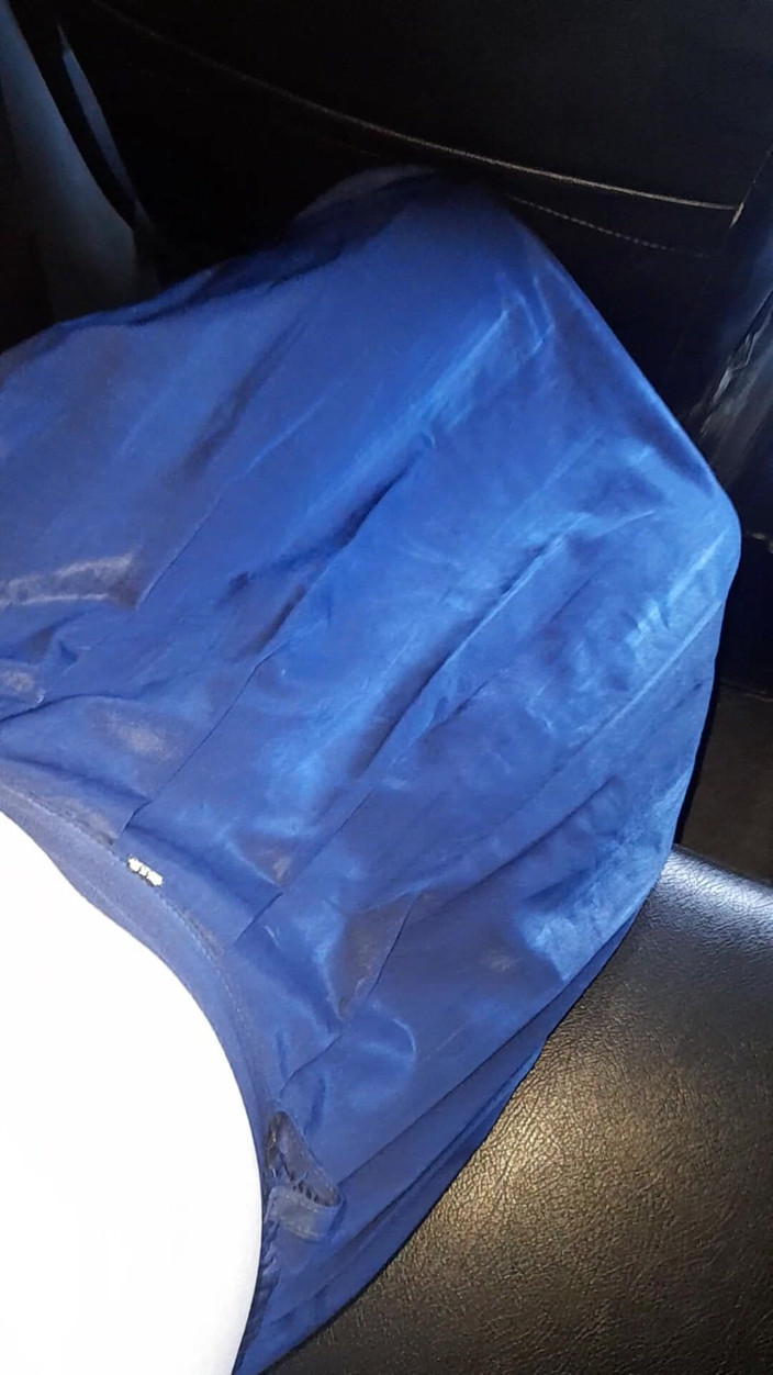 Naomisinka: 光沢のあるスカートを着てオナニーする女装家