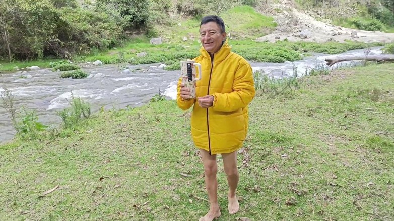 Lady: Berkongkek di tepi Sungai Di Luar Rumah Dengan Ibu Tiri...