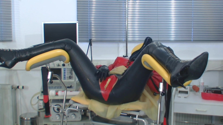 Rubber & Clinic Studio - 1ATOYS: Těžká gumová masturbace s rouškou