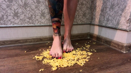 Footmodel Valery: Dövmeli kız soğan halkalarını eziyor