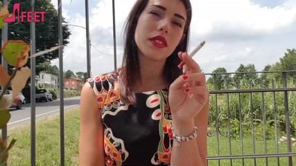 Smokin Fetish: Brunetka Petra kouří své ciggarete venku