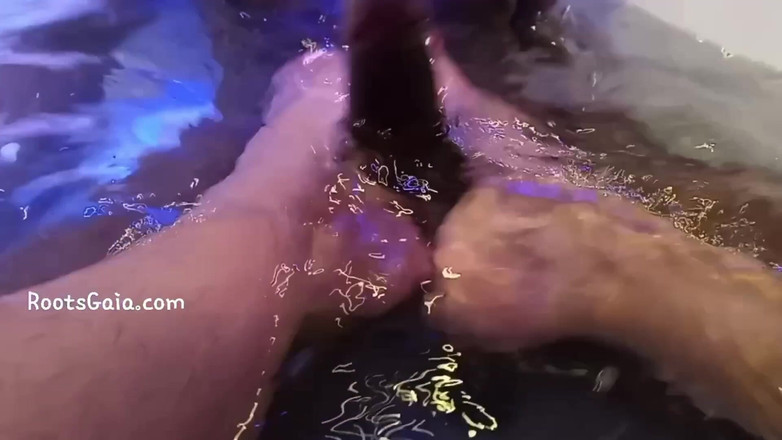 RootsGaia: Footjob pour une grosse noire dans la salle de bain