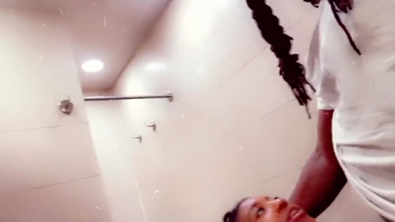 Fijii pornbox: Padrasto se esgueira no meu banheiro e fode minha garganta...