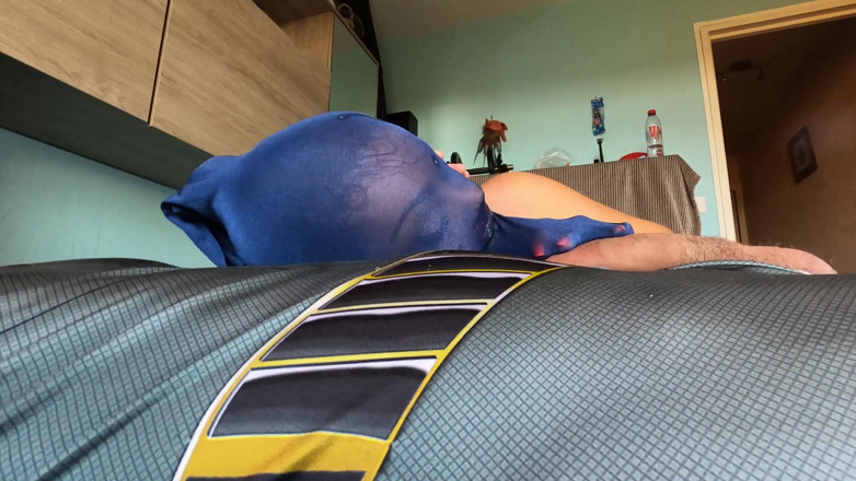 Nylon Xtreme: Marion Lew, éjaculation finale, pipe en nylon bleu