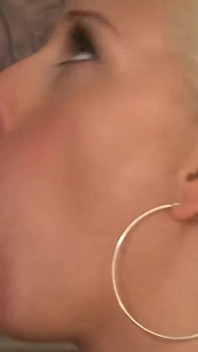 Sexy rubia pornstar Carla Cox follada en la cocina con Kane Turna