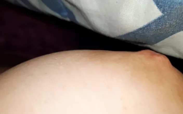 Lucyplay: Probudil jsem se tak sexy, že jsem masturboval ve své posteli