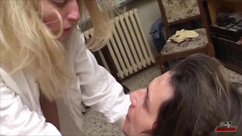 Vere Casalinghe Italia.: Young woman seduces a mature man and films the fuck