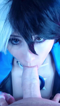 Zboczona współlokatorka chciała zobaczyć moją Lunę Snow Cosplay, więc zdominowałem go