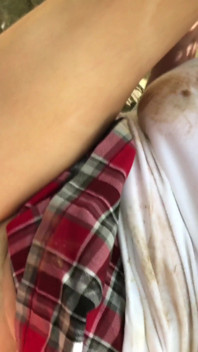 Ragazza bionda in uniforme del college sorpresa a masturbarsi dall'insegnante