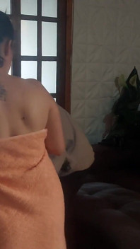 La donna sposata incontra il ragazzo delle consegne indossando solo un asciugamano